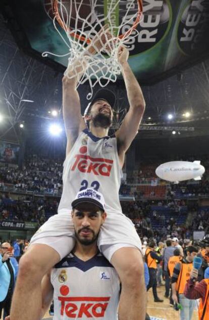 Llull, a hombros de Ayón, corta la red de la canasta.