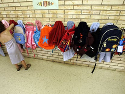 Una alumna cuelga su mochila en el perchero de una de las clases del Liceo Francés de Madrid.