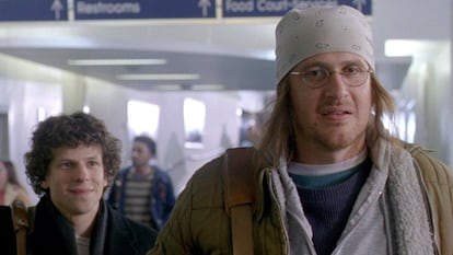 Jason Segel (derecha, en la piel de David Foster Wallace) y Jesse Eisenberg, en 'The End of the Tour'.
