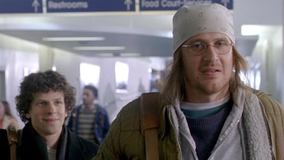 Jason Segel (derecha, en la piel de David Foster Wallace) y Jesse Eisenberg, en &#039;The End of the Tour&#039;. 