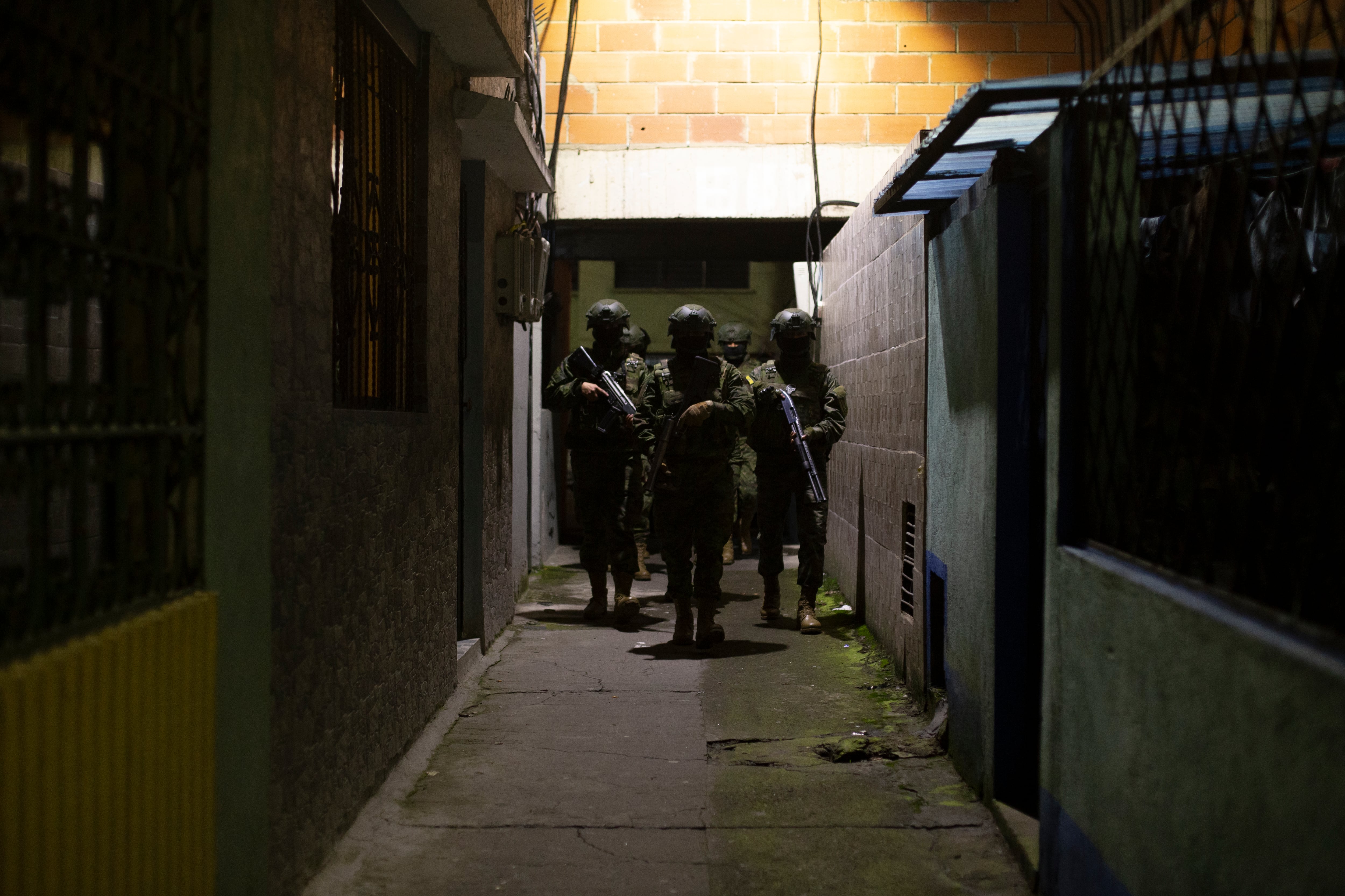 Una patrulla militar ingresa por los estrechos callejones de Solanda.