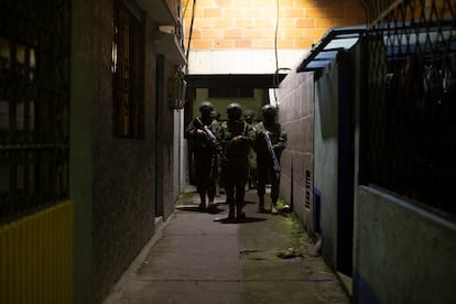 Una patrulla militar ingresa por los estrechos callejones de Solanda. 