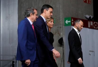 El líder del PSOE y presidente del Gobierno en funciones, Pedro Sánchez (en el centro), a su llegada al único debate electoral en el que participarán todos los candidatos a la presidencia del Gobierno.