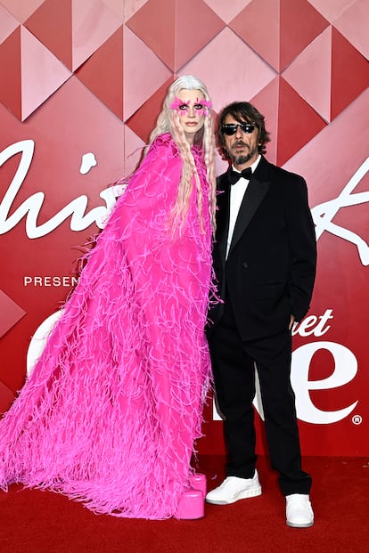 La modelo Kristen McMenamy junto a Pier Paolo Piccioli, director creativo de Valentino y gran triunfador de la noche.