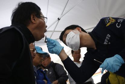 Funcionarios recogen muestras de saliva de los familiares de los pasajeros desaparecidos en el hundimiento del ferry Sewol para intentar identificar a los cuerpos rescatados, con pruebas de ADN.