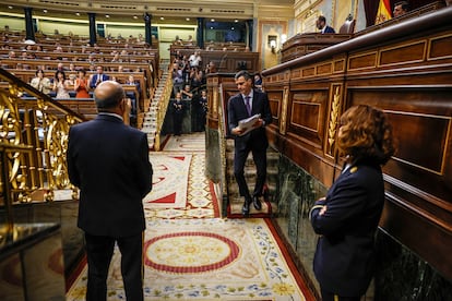 El presidente del Gobierno abandona el estrado tras su intervención.