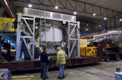 En las instalaciones del Laboratorio Europeo de Física de Partículas (CERN) se ha preparado esta semana el transporte del detector espacial AMS hacia Holanda para realizar allí las últimas pruebas