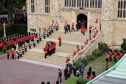 El féretro de Isabel II entra en la capilla de San Jorge, en el castillo de Windsor. 