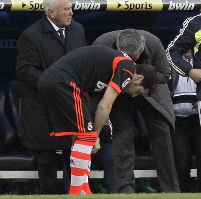 José Mourinho con Casillas antes de que éste salga al terreno de juego