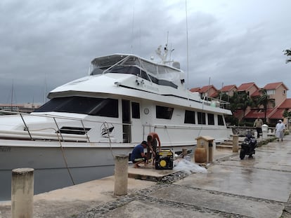 El barco M.O.I. Guadalupe a punto de zarpar el 11 de septiembre de 2021, para llevar ayuda humanitaria tras el terremoto en Haití.