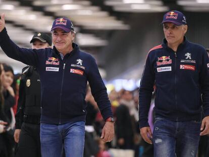 Carlos Sainz y Lucas Cruz (dcha.), a su llegada al aeropuerto de Madrid.