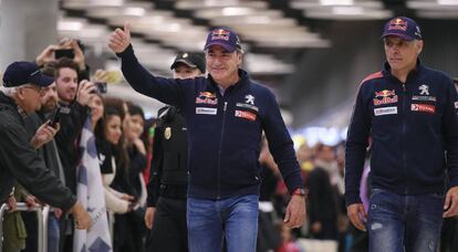 Carlos Sainz y Lucas Cruz (dcha.), a su llegada al aeropuerto de Madrid.
