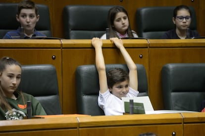 El Parlamento vasco ha destacado que 'Diputados por un día' permite a los niños y niñas reflexionar "acerca de la importancia de confiar en uno mismo, en los demás y en el mundo en el que vivimos, para prevenir la violencia y el aislamiento infantil".