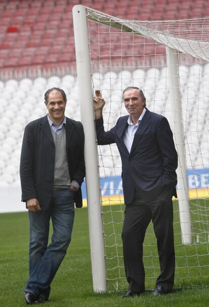 Andoni Zubizarreta y José Ángel Iribar posan juntos en una de las porterías de San Mamés.