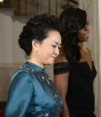 La esposa de Xi, Peng Liyuan, con Michelle Obama, este sábado.