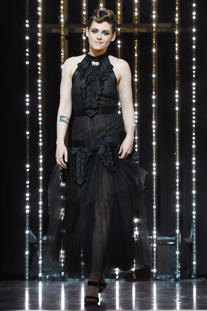 Kristen Stewart, que es miembro del jurado en esta 71 edición, también eligió el negro en su primera aparición en la alfombra roja del festival. Chanel firma el diseño, que pertenece a su colección para el próximo invierno.