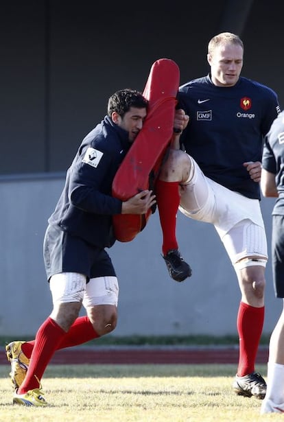 Maxime Mermoz (izq.) y Julien Bonnaire se preparan con la selección francesa al sur de París para el partido del Seis Naciones del próximo domingo frente a Escocia.