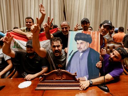 Partidarios del clérigo Muqtada al Sadr, en el Parlamento iraquí, el pasado miércoles en Bagdad.