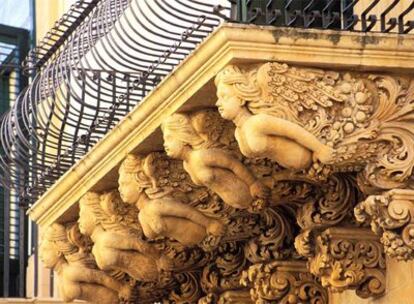 Sirenas esculpidas en el balcón del Palacio Nicolaci, en Noto, Sicilia.