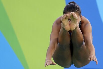 La estadounidense Kassidy Cook se zambulle para una sesión de entrenamiento. 