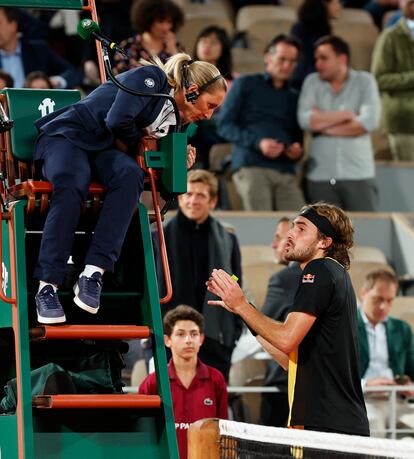 Tsitsipas protesta a la juez de silla.