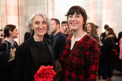 Soledad Alcaide (a la izquierda), Defensora del Lector de El País, junto a la periodista y escritora Lucía Lijtmaer. 