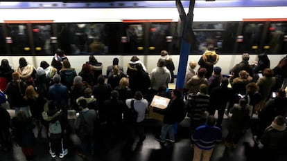 Viajeros en un andén del Metro de Madrid en la estación de Príncipe Pío.