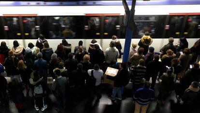 Viajeros en un andén del Metro de Madrid en la estación de Príncipe Pío.