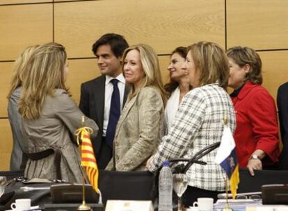 La ministra de Sanidad, en el centro de la foto, antes de iniciar la reunión del Consejo Interterritorial del pasado mes de mayo.