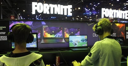 Dos jugadores de Fortnite en París en un evento de 2022.