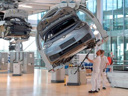 Unos empleados trabajan en la línea de montaje de coches eléctricos de Volkswagen en Dresde.