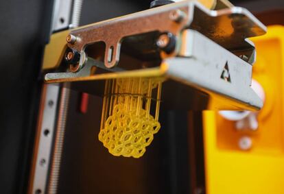 Una puntera impresora 3D con resina.
