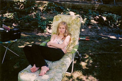 Imagen tomada por Corinne Day e incluida en 'The Virgin Suicides' (MACK, 2025), libro publicado con motivo del 25 aniversario de la película. © Corinne Day Estate.