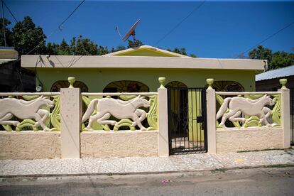 Una vivienda marcada por militares dominicanos con las siglas y números "MF 020 N", en el municipio de Pepillo Salcedo, el pasado 21 de marzo.