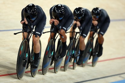  Ally Wollaston, Bryony Botha, Emily Shearman and Nicole Shields, de Nueva Zelanda, durante la ronda 4 de ciclismo en pista. 