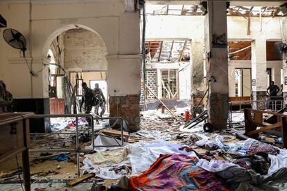Interior de la iglesia de San Antonio, en Colombo (Sri Lanka), tras el atentado.