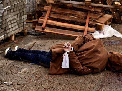 El cuerpo de un hombre con las manos atadas a la espalda yacía, como muchos otros, en la localidad ucrania de Bucha tras la retirada de las tropas rusas.