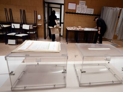 Urnas en un colegio electoral de Pamplona, dos días antes de las elecciones municipales del 28 de mayo.