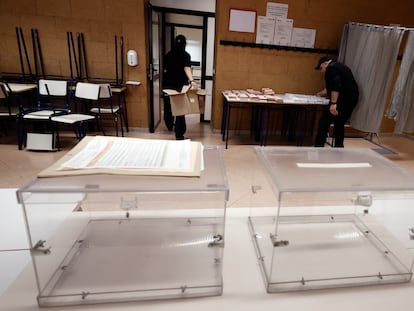 Urnas en un colegio electoral de Pamplona, dos días antes de las elecciones municipales del 28 de mayo.