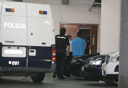 Manuel Fern&aacute;ndez Casti&ntilde;eiras y su hijo llegando al juzgado esta ma&ntilde;ana 