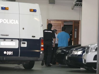 Manuel Fern&aacute;ndez Casti&ntilde;eiras y su hijo llegando al juzgado esta ma&ntilde;ana 