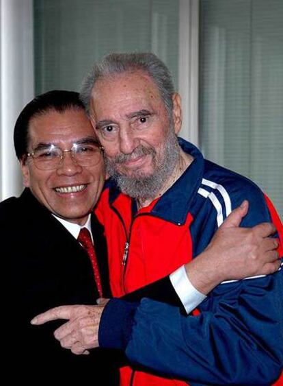 Fidel Castro, abrazado a Nong Duc Manh.
