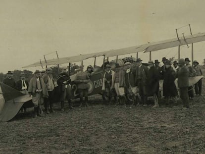 El avión utilizado durante la masacre de Napalpí, fotografiado por el equipo del etnólogo Lehmann Nitsche, en 1924.