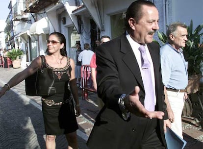 La relación de Isabel Pantoja y Julián Muñoz vino marcada casi desde sus inicios por el escándalo. La tonadillera comenzó a representar a Marbella como personaje famoso de reclamo, mientras que comenzaban  las sospechas de corrupción del entonces alcalde marbellí, quien rompió su matrimonio con Maite Zaldívar para iniciar una nueva vida junto a la tonadillera.