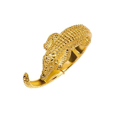 La colección más carismática de Aristocrazy, 'Savage', incorpora nuevos animales a sus safari particular de cara a la temporada primavera-verano 2021: el águila y el cocodrilo en todas sus formas y tamaños. Esta pulsera fina con silueta de cocodrilo está confeccionada en plata de primera ley y recubierta de oro de 18 kt de 3 micras de espesor. Las piezas que componen la serie son únicas porque están trabajadas cuidadosamente a mano a partir de la técnica de la cera perdida. Precio: 295 euros.