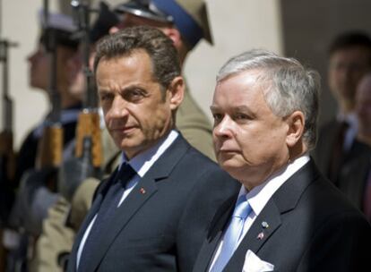 El presidente polaco Lech Kaczynski recibe a su homólogo francés Nicolás Sarkozy el pasado mayo en Varsovia