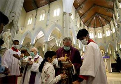 Celebración de una misa en una iglesia católica de Hong Kong, en la que todos llevan máscaras.