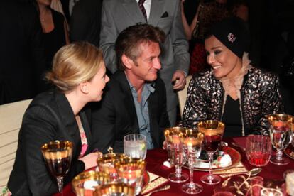 Los actores Scarlett Johansson y Sean Penn, en una cena en Los Ángeles junto a la jequesa de Catar.