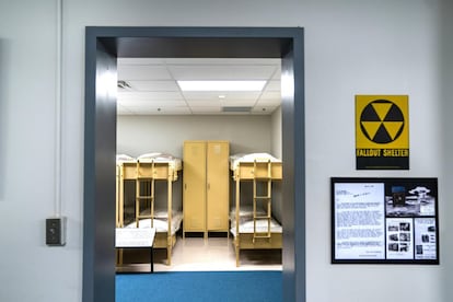 Un dormitorio para legisladores dentro de un búnker nuclear de la Guerra Fría, otrora secreto, construido para miembros del Congreso debajo del Greenbrier. El refugio antibombas, terminado en 1961, incluía suficientes camas y suministros para alojar a los 535 legisladores, así como a un miembro del personal.