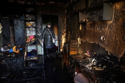Una vecina mira su apartamento dañado por los bombardeos en Kiev, este martes.